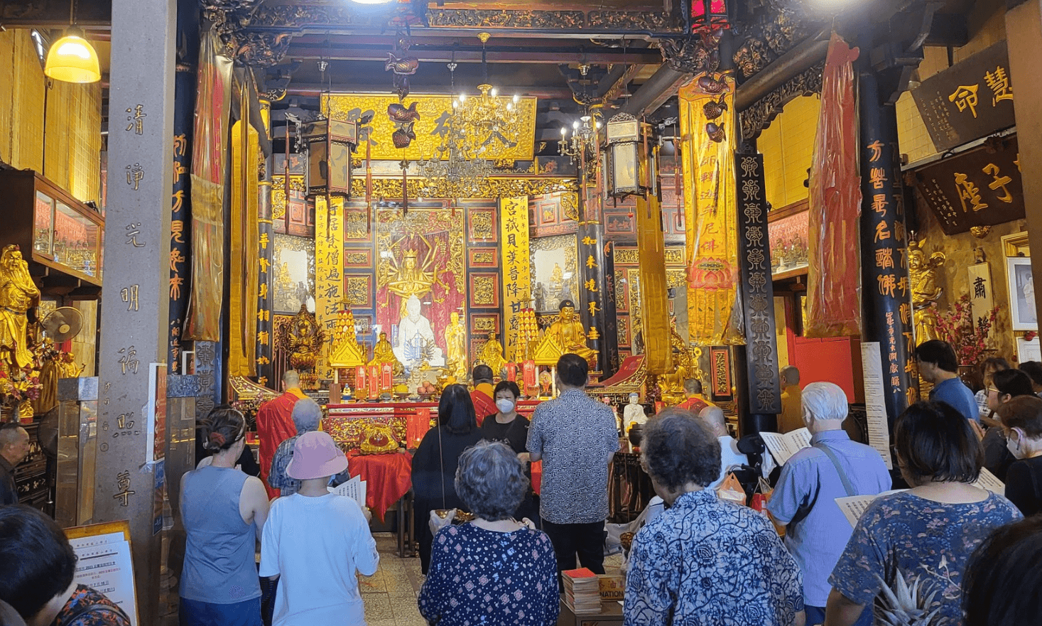 Prayer ceremony at Leong San See Temple